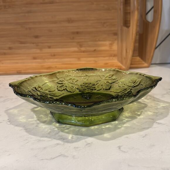 vintage Anchor Hocking green glass serving bowl raised grape leaf pattern - Picture 3 of 10